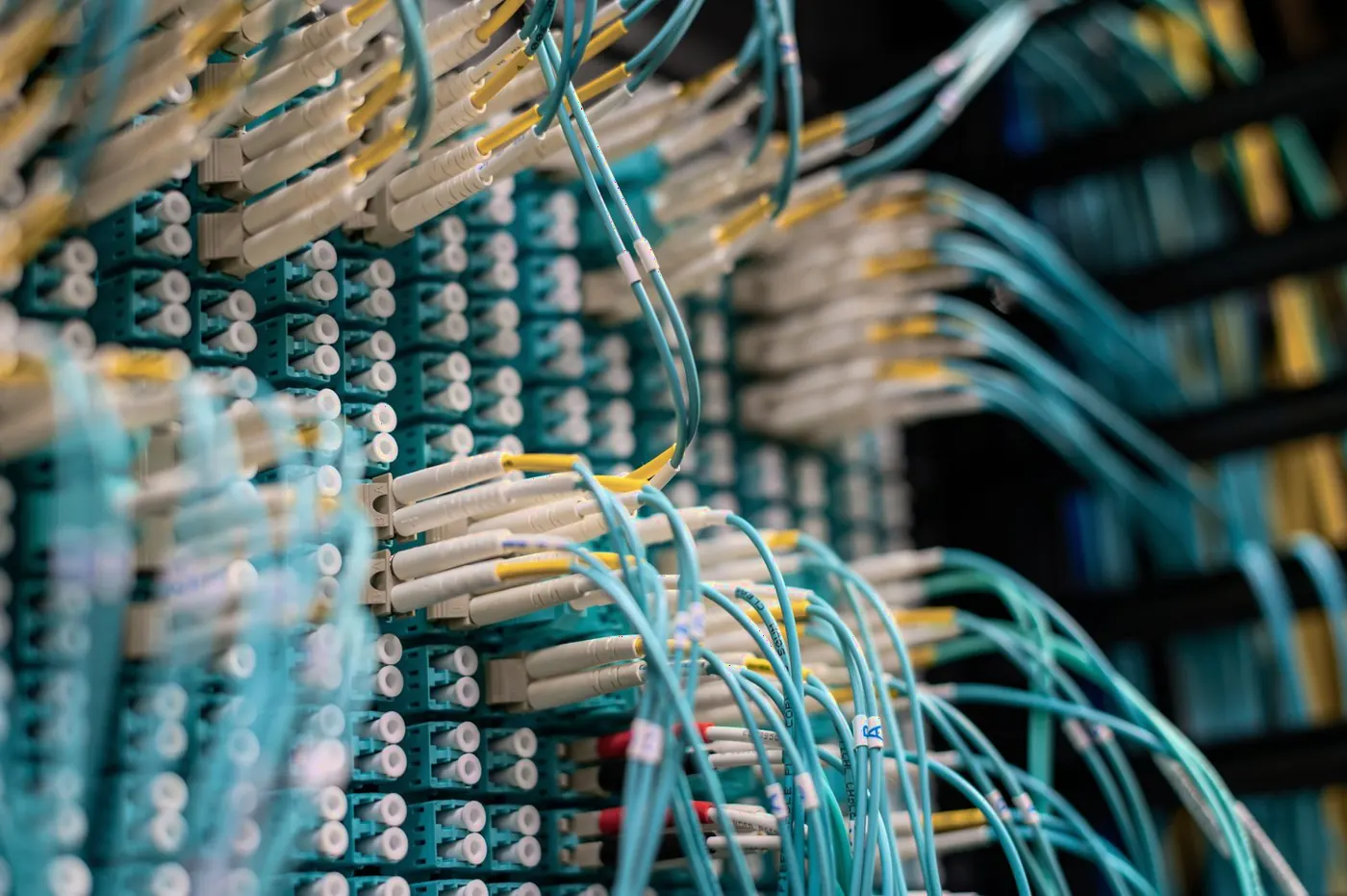 Netzwerk-Patchpanel mit Glasfaser-Kabeln