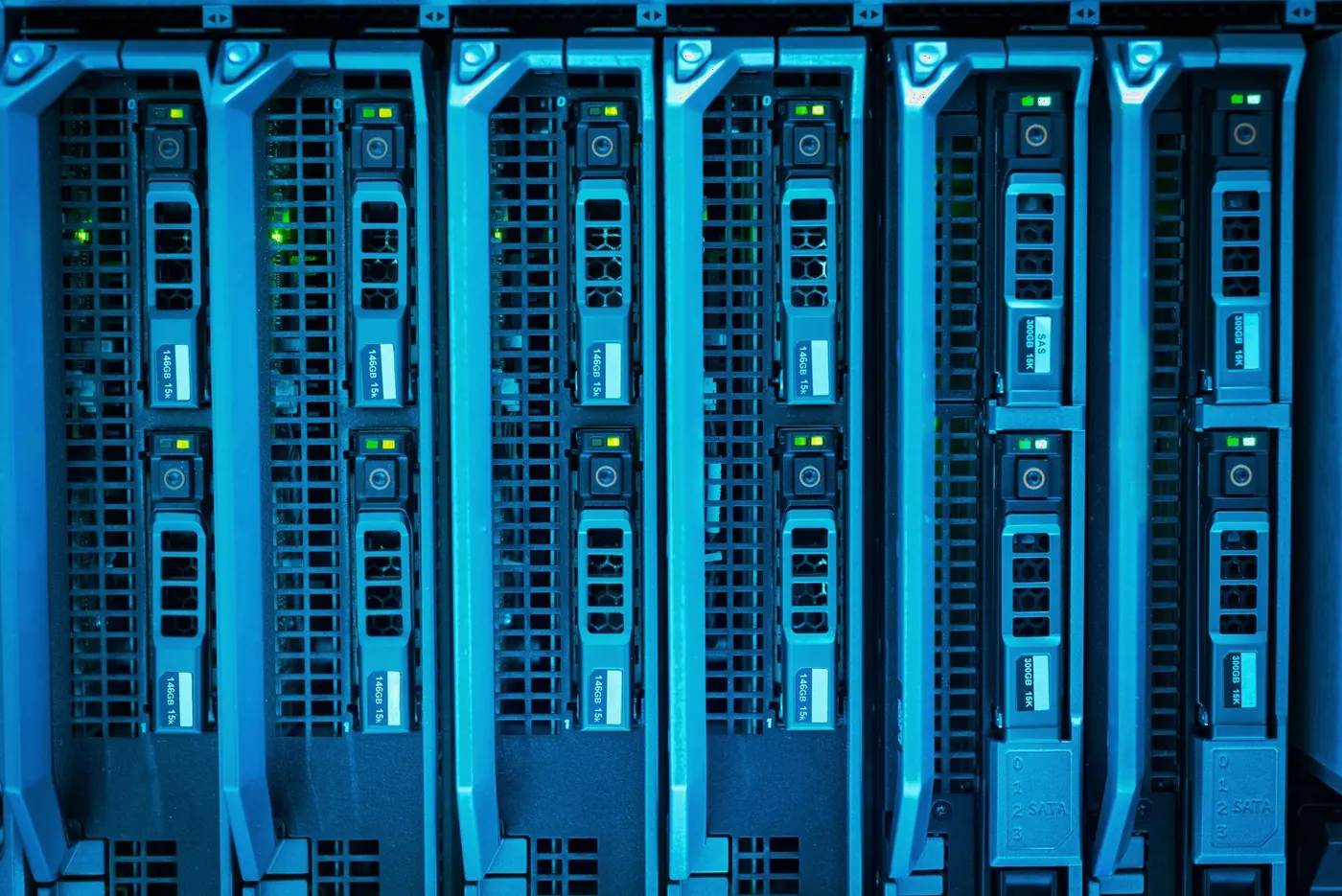 Blau beleuchtete Server-Racks im Rechenzentrum